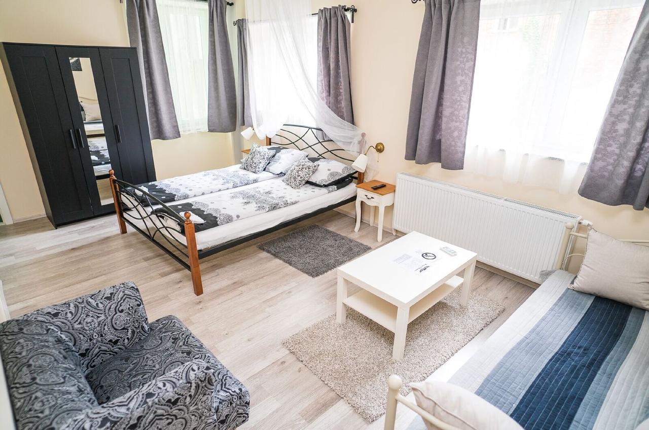 Boutique Hostel Kings N' Queens ซาเกร็บ ภายนอก รูปภาพ