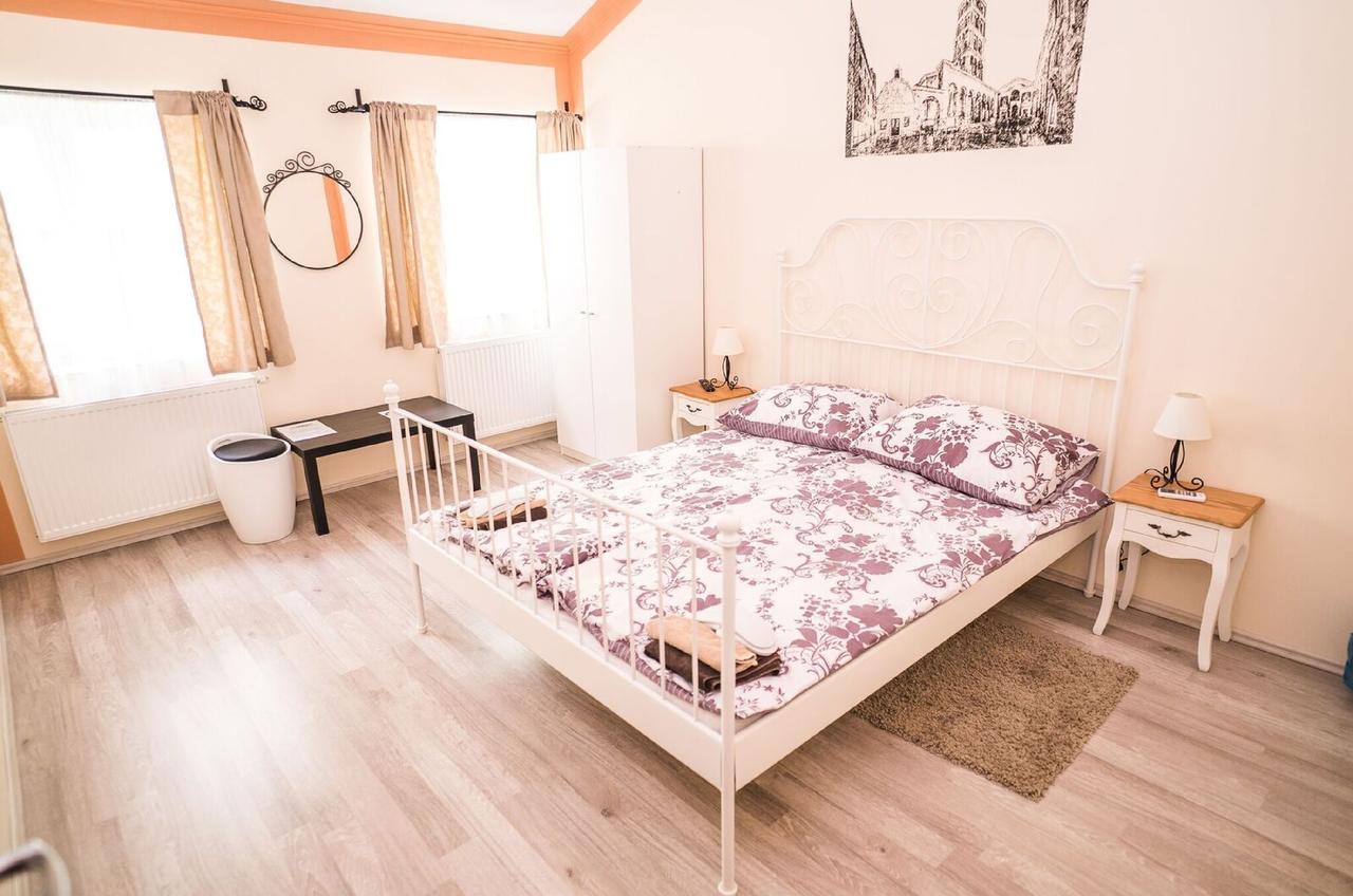 Boutique Hostel Kings N' Queens ซาเกร็บ ห้อง รูปภาพ