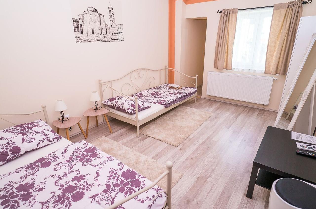Boutique Hostel Kings N' Queens ซาเกร็บ ภายนอก รูปภาพ