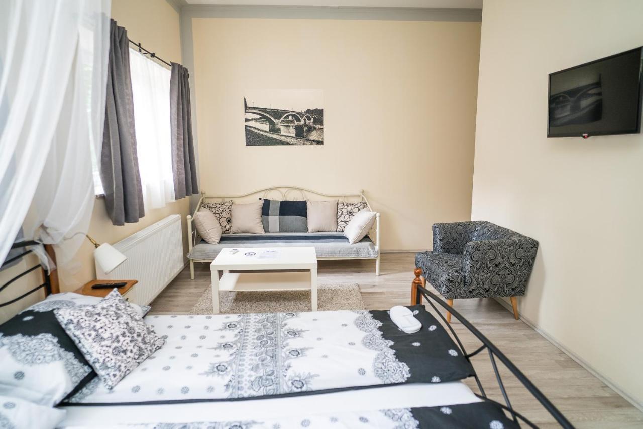 Boutique Hostel Kings N' Queens ซาเกร็บ ภายนอก รูปภาพ