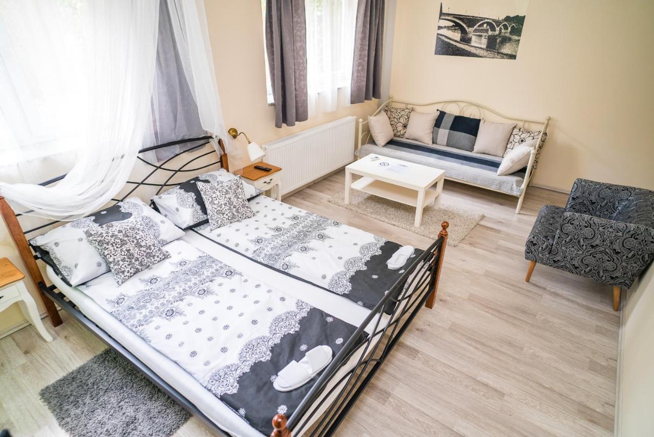 Boutique Hostel Kings N' Queens ซาเกร็บ ภายนอก รูปภาพ