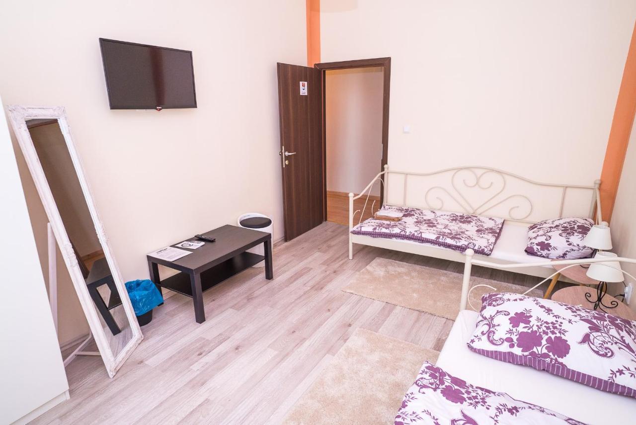 Boutique Hostel Kings N' Queens ซาเกร็บ ภายนอก รูปภาพ