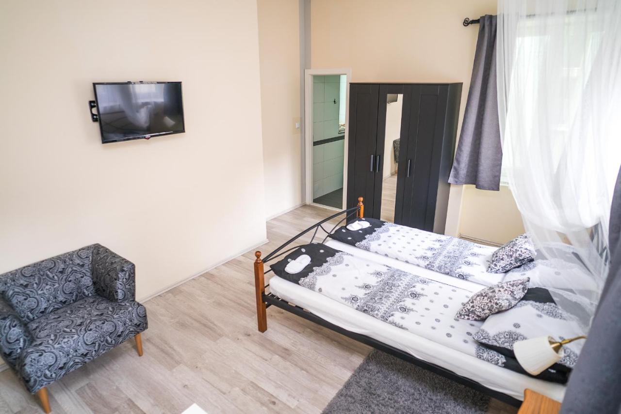 Boutique Hostel Kings N' Queens ซาเกร็บ ภายนอก รูปภาพ