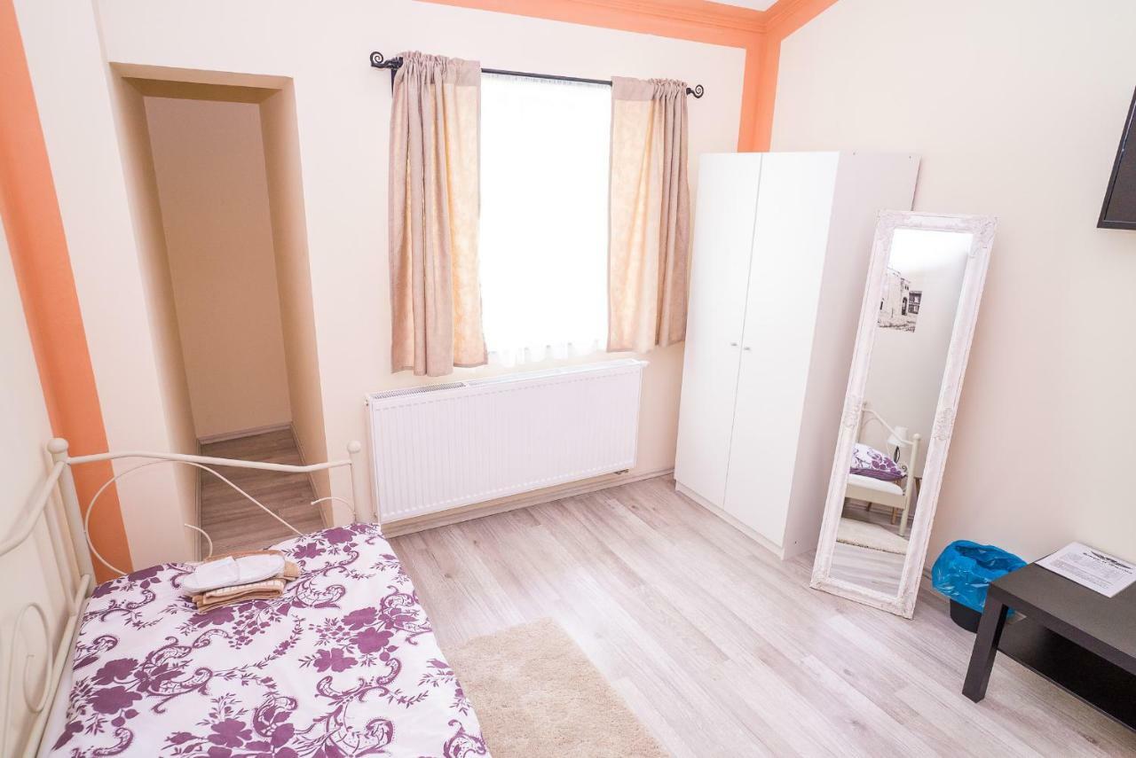Boutique Hostel Kings N' Queens ซาเกร็บ ภายนอก รูปภาพ
