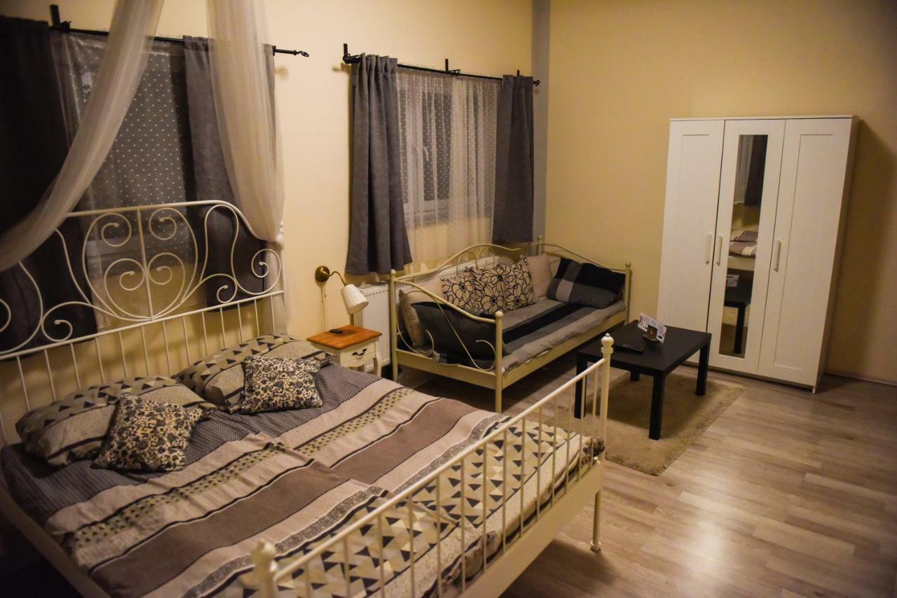 Boutique Hostel Kings N' Queens ซาเกร็บ ภายนอก รูปภาพ